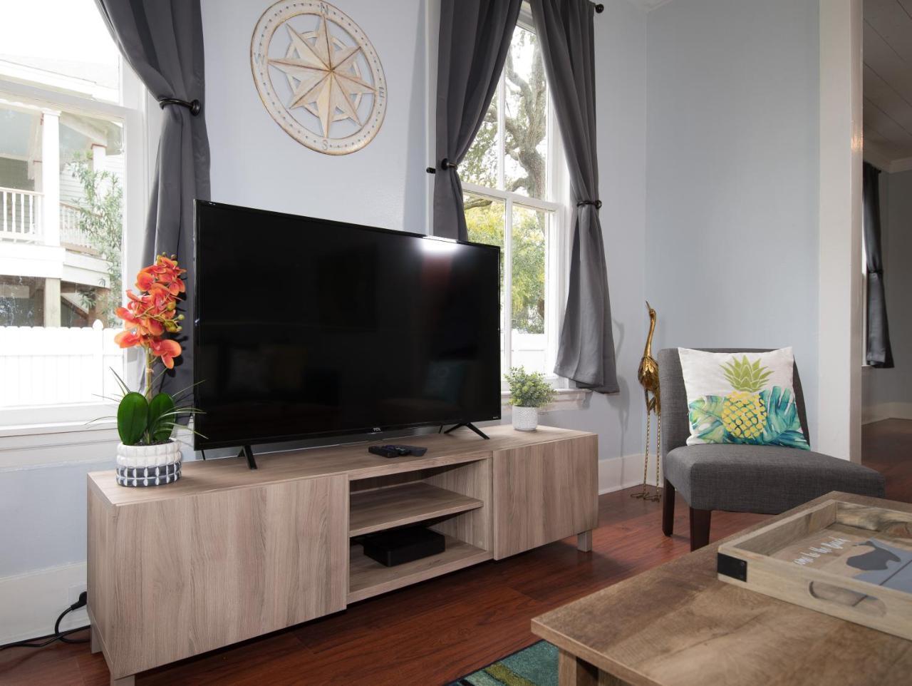 Beautiful Two-Story In Central Galveston, Short Walk To Beach, Near Downtown! | Seas The Breeze Villa Luaran gambar