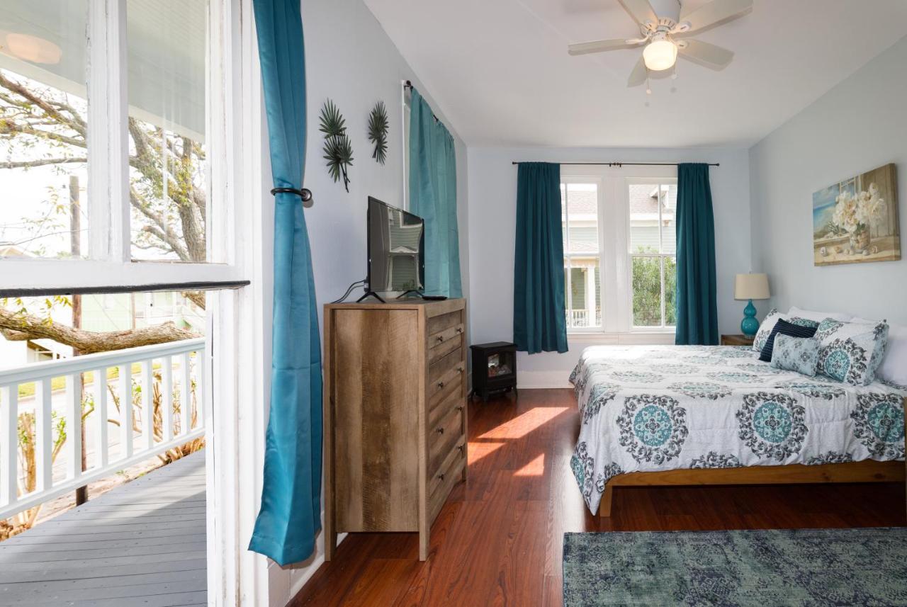 Beautiful Two-Story In Central Galveston, Short Walk To Beach, Near Downtown! | Seas The Breeze Villa Luaran gambar